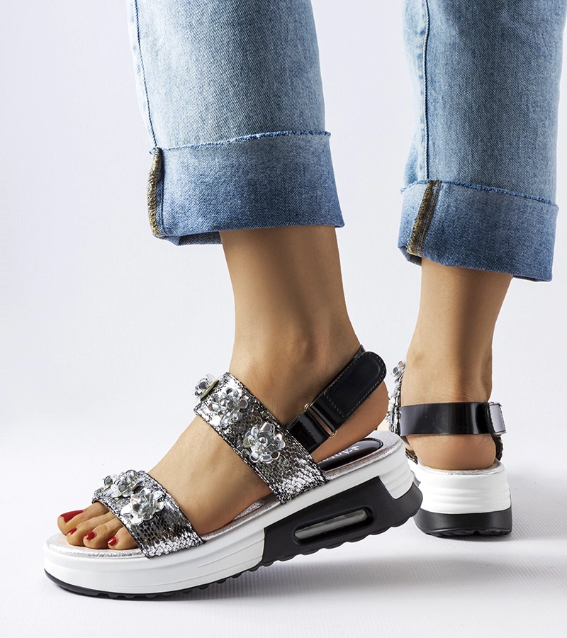 Ezüst szandál cipővel Stamford virágokkal