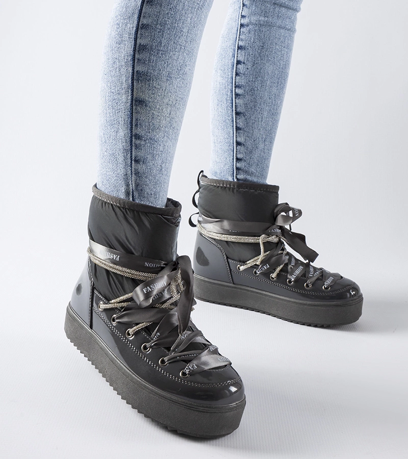 Szürke lakkozott hótaposó cipők Alceo cirkóniákkal