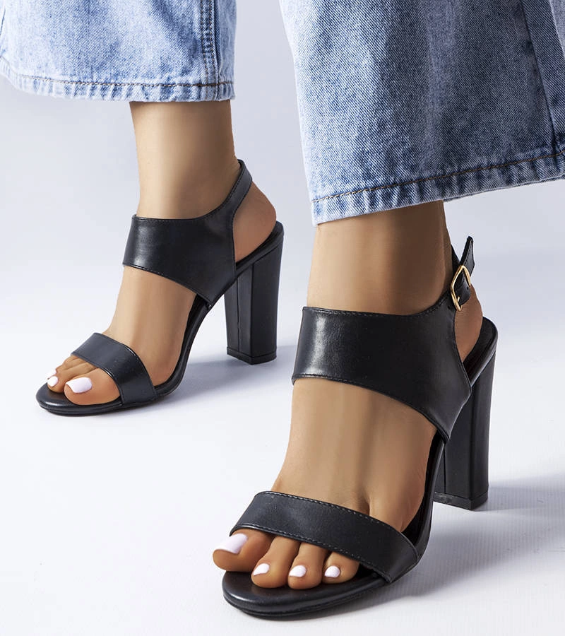 Fekete Rachelle sarokszandál