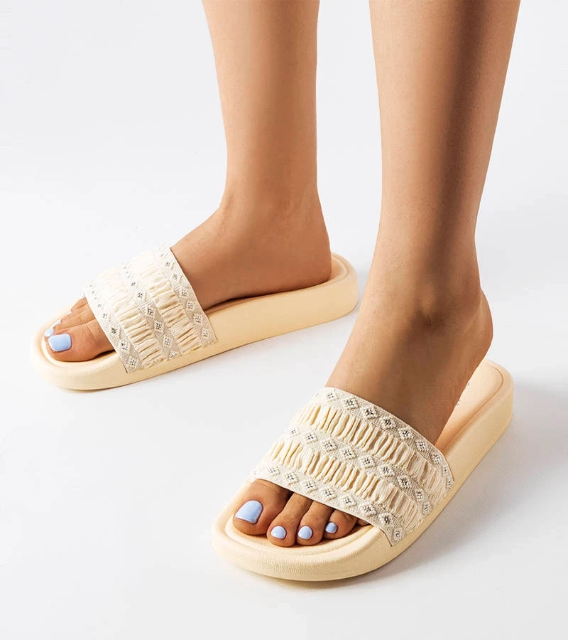 Ernesta ráncolt díszítéssel díszített bézs papucsok