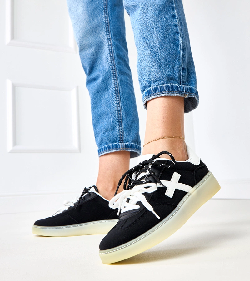 Fekete platformos tornacipő fehér betéttel Eriksen