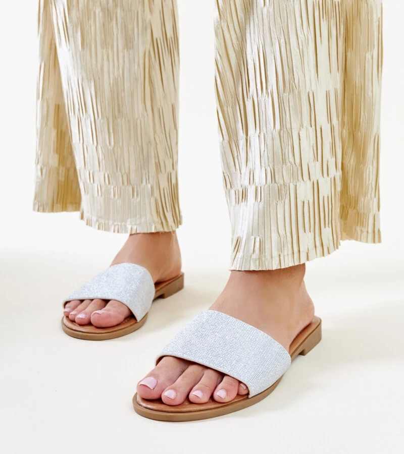 Anilsa fényes ezüst papucsai