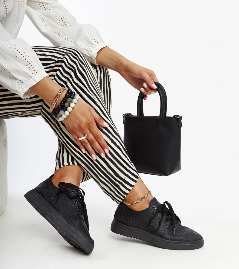 Segana fekete áttört tornacipő