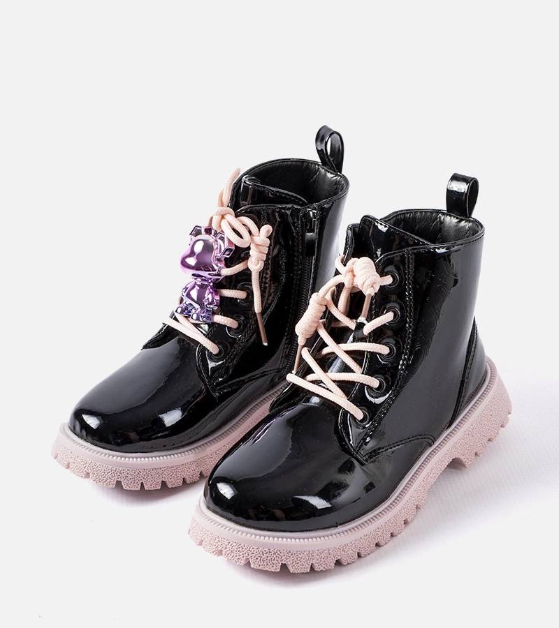 Fekete-rózsaszín lakkozott bakancsok Orso medvével