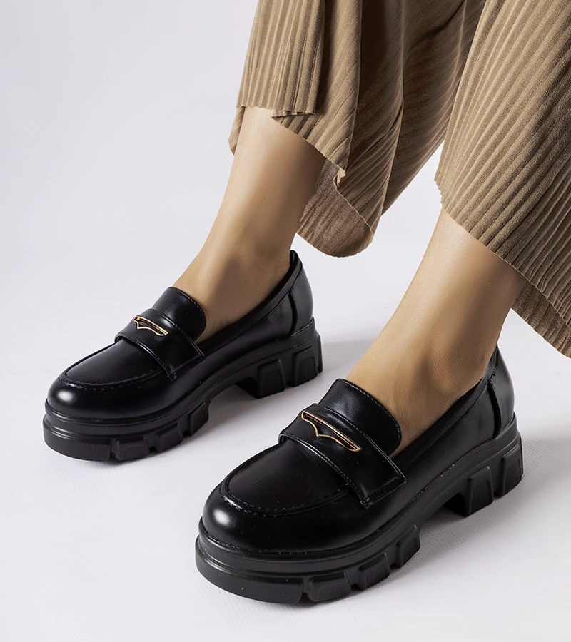 Fekete mokaszinok látható talppal Fuori