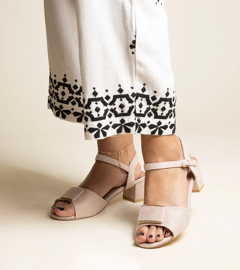 Frederica bézs színű alacsony sarkú szandál