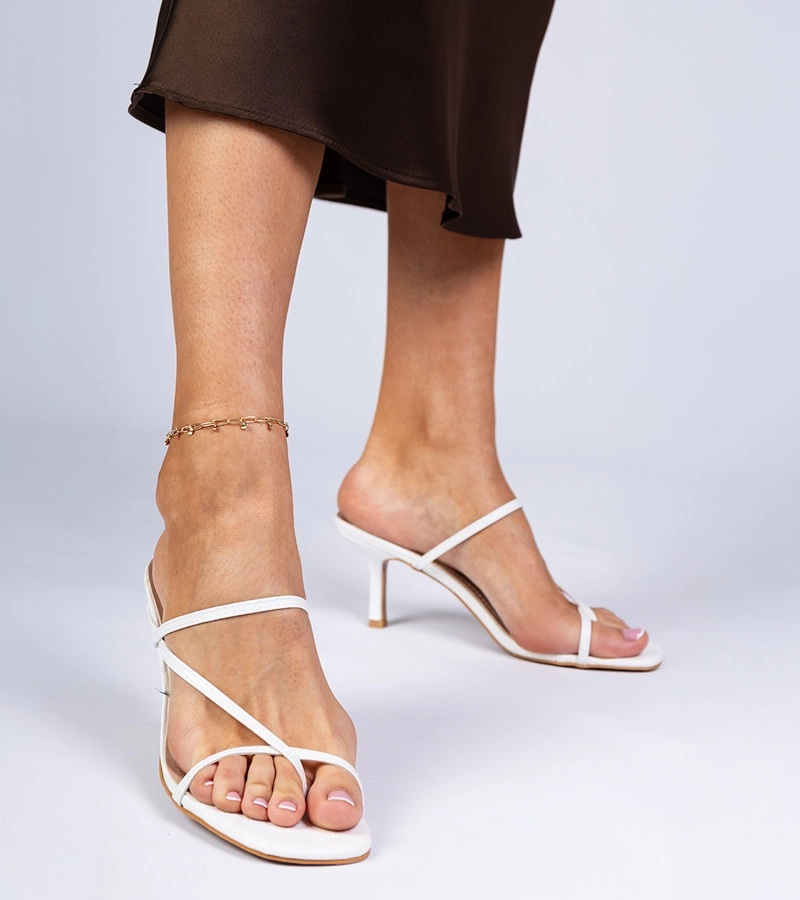 Elegáns fehér tűsarkú papucs Kapilon