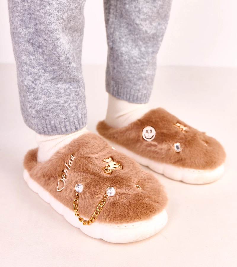 Barna díszített zárt papucs Verdugo