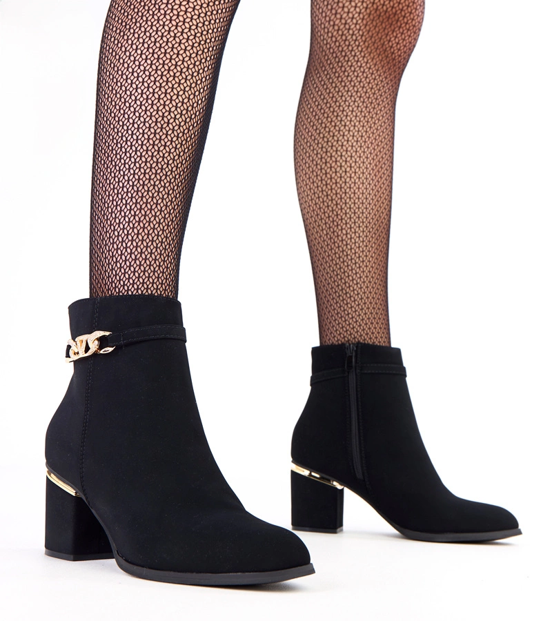 Fekete matt műbőr bokacsizma arany díszítéssel Klares