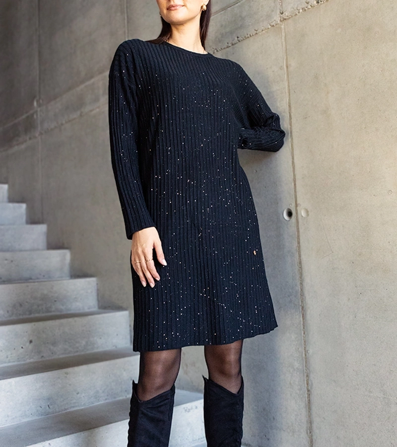 Fényes fekete midi ruha Kadyra.