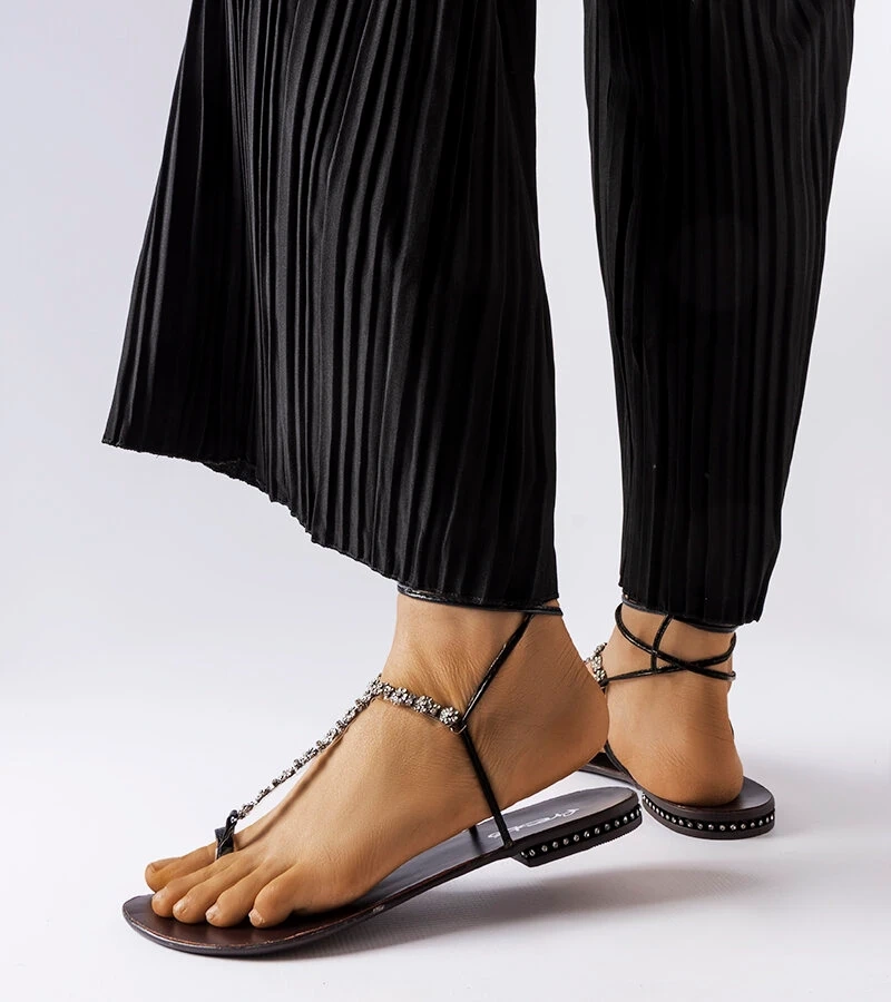 Fekete cirkóniával díszített szandálkák