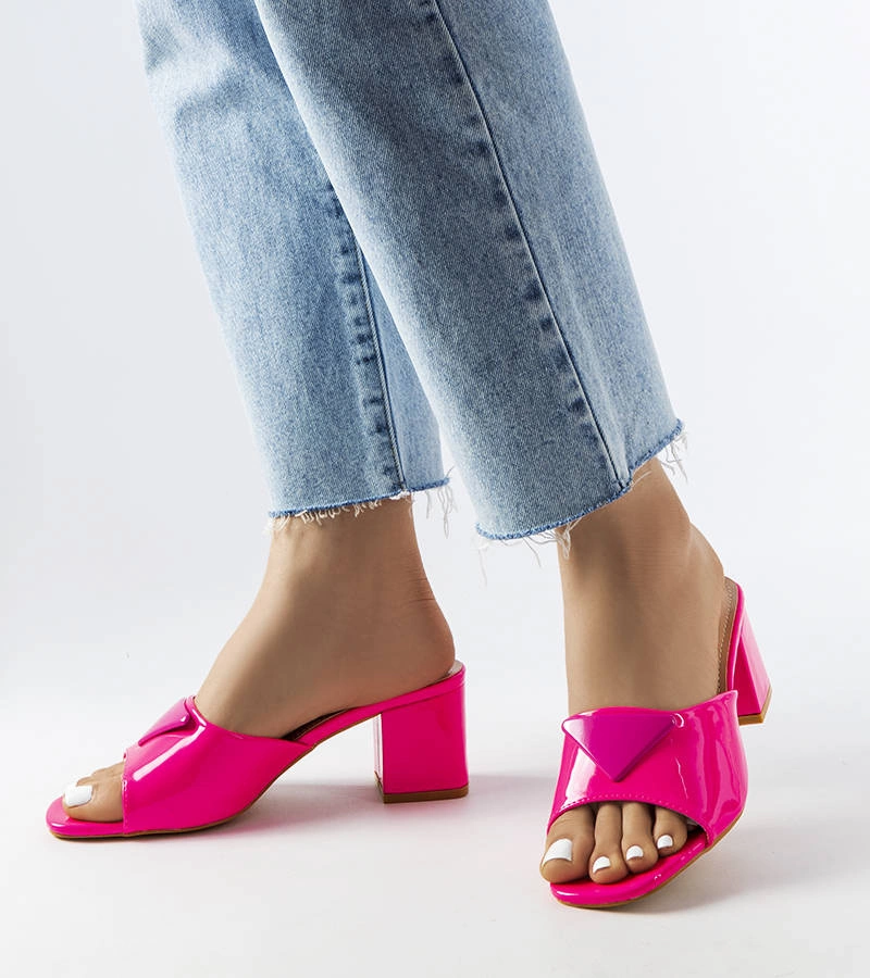 Rózsaszín lakkozott ágakon található papucs