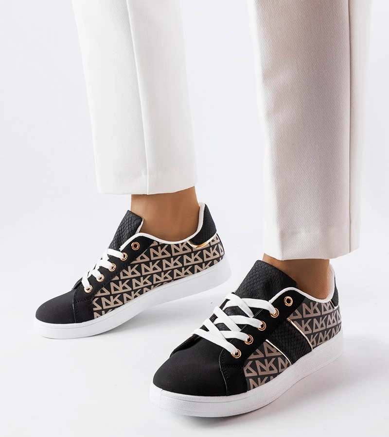 Fekete cipők, amelyeket Bolduc monogram díszít.