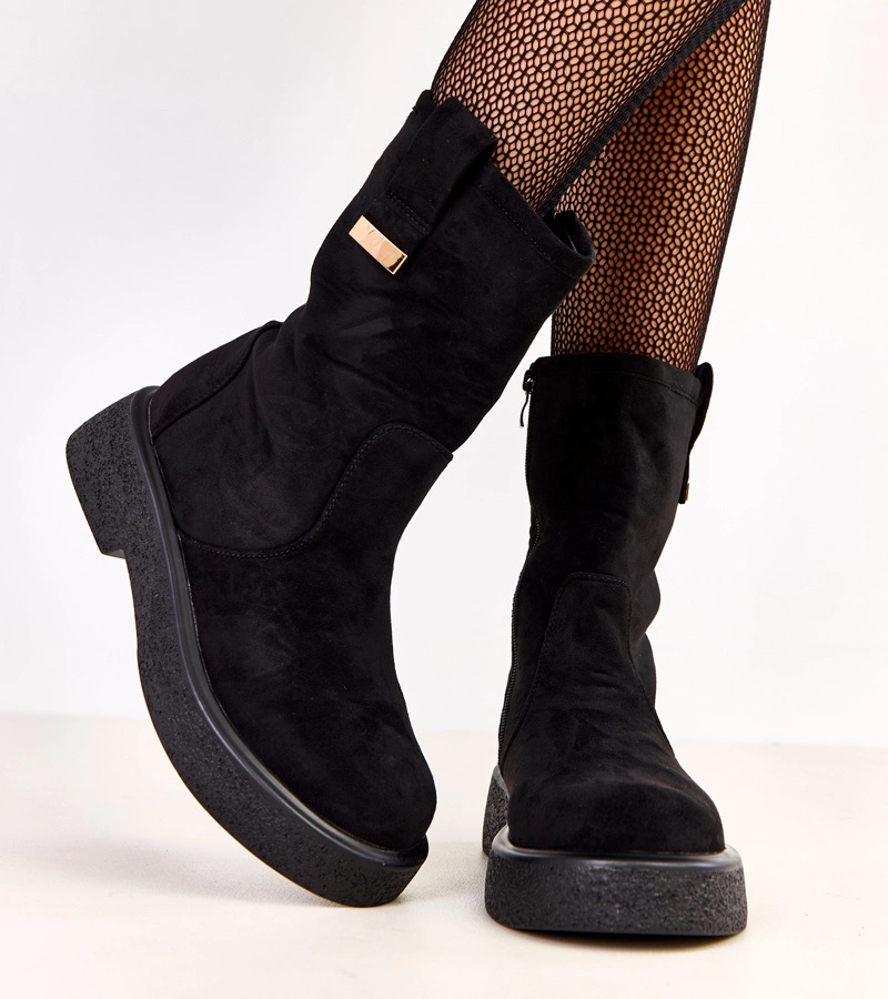 Fekete művelúr bokacsizma arany díszítéssel Mileda