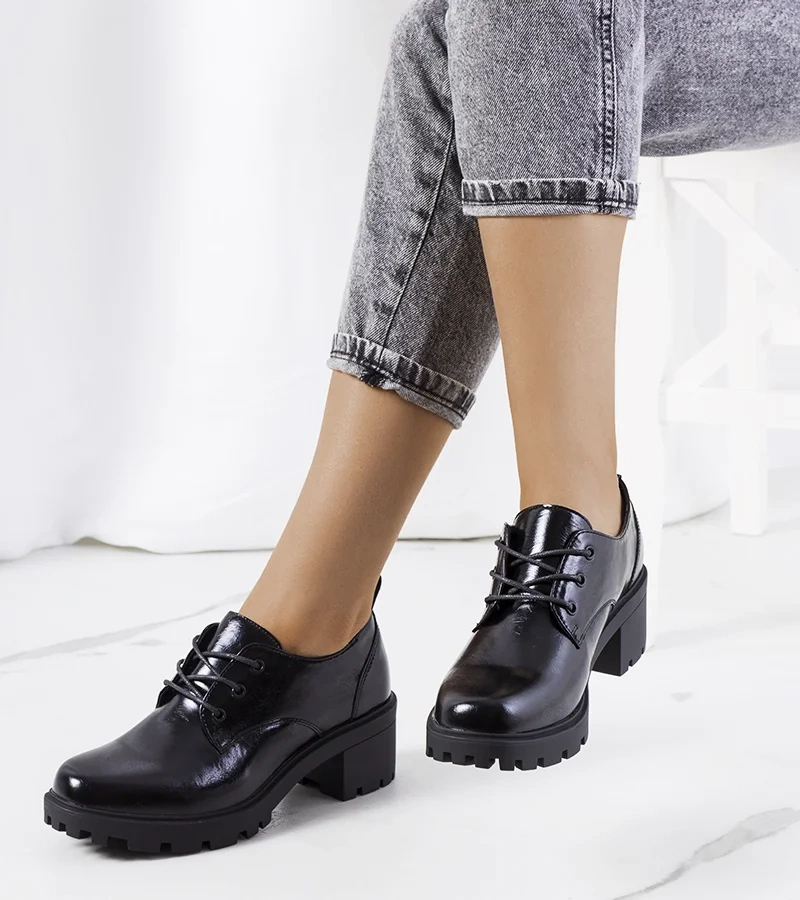 Fekete vastag sarkú Vance cipők