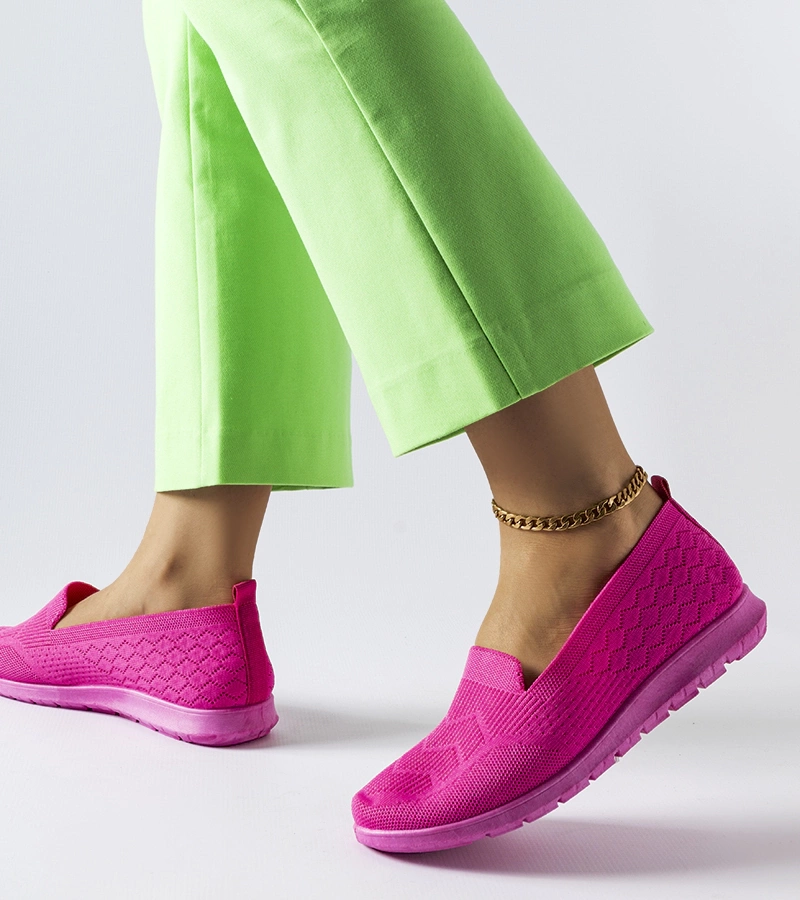 Rózsaszín anyagból készült Aoife teniszcipő.