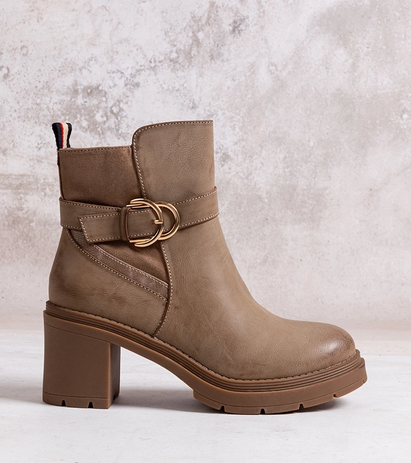 Ciemnobeżowe botki na słupku Mirka przetłumaczone na węgierski to: **Mirka sötét bézs színű, tűsarkú csizmák**.