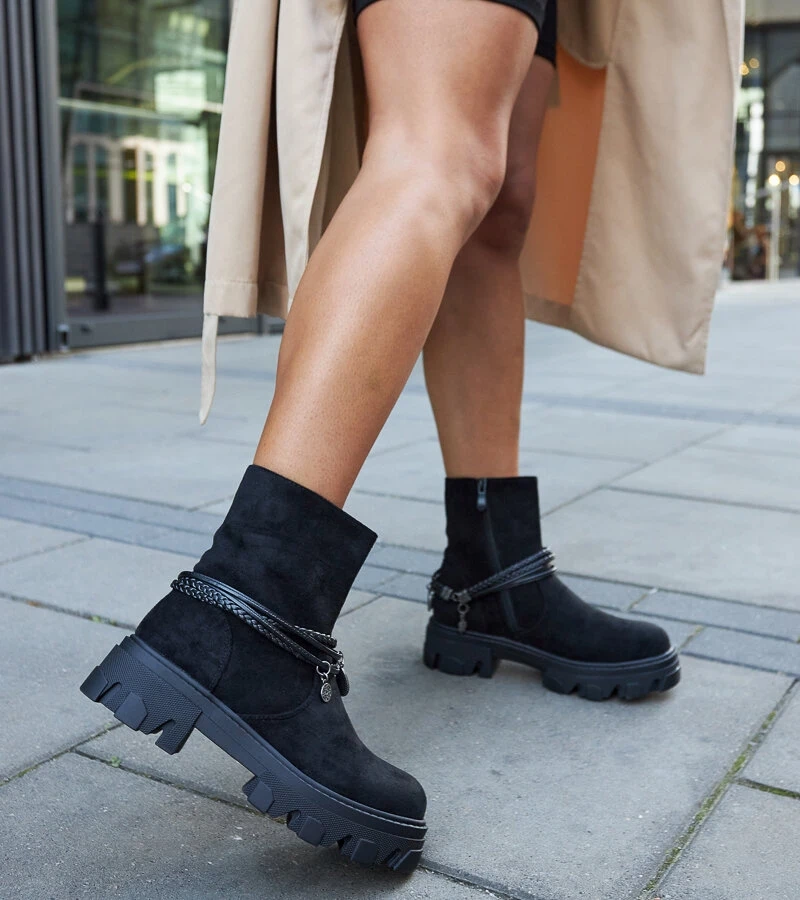 Fekete bokacsizma díszes karkötővel Geraldo