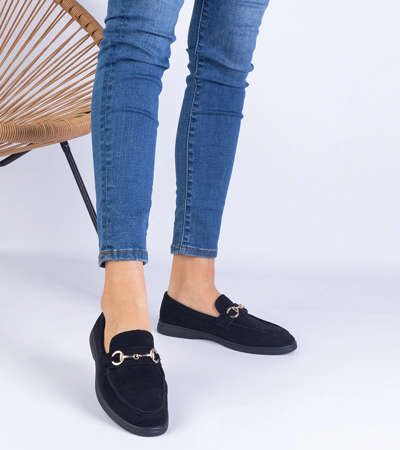 Fekete lyukacsos öko-velúr mokaszin arany díszítéssel Truffi