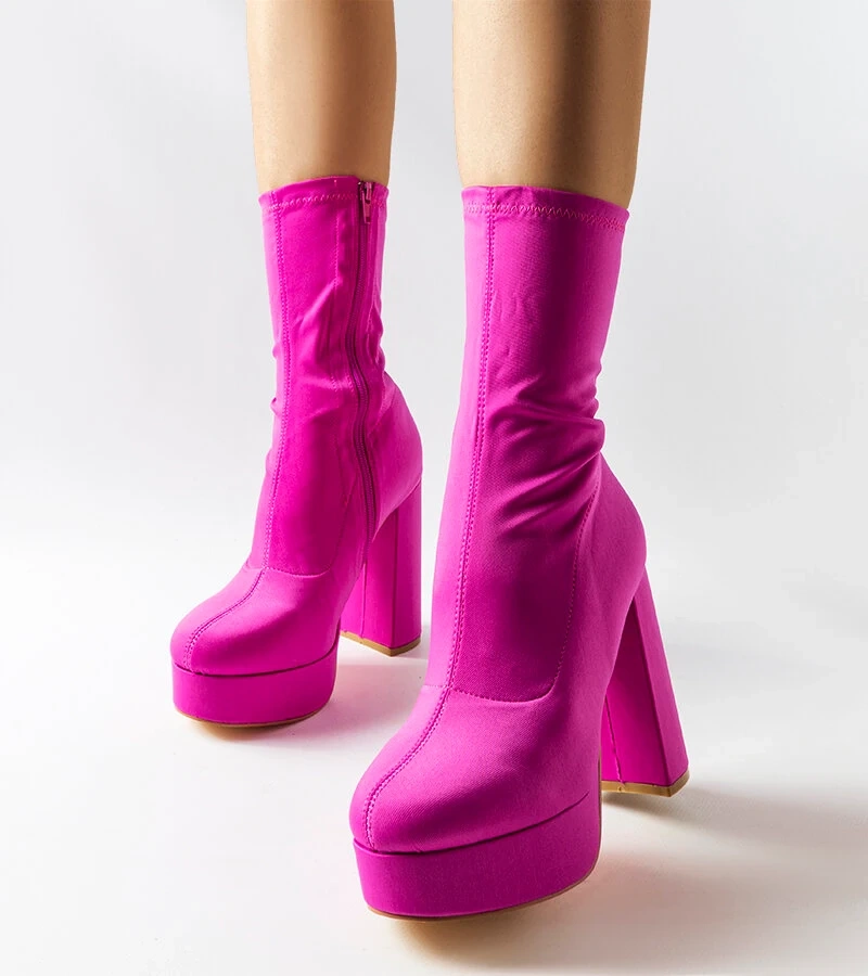 Rózsaszín szatén bokacsizma masszív oszlopon Glus