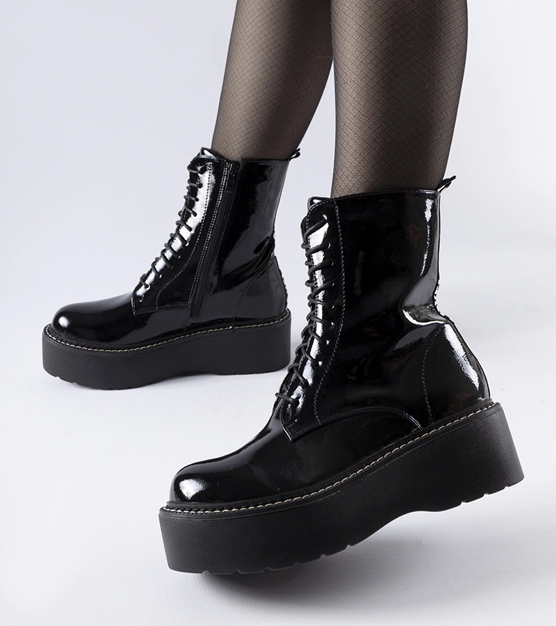 Fekete fényes platformos bakancsok Leos márkától