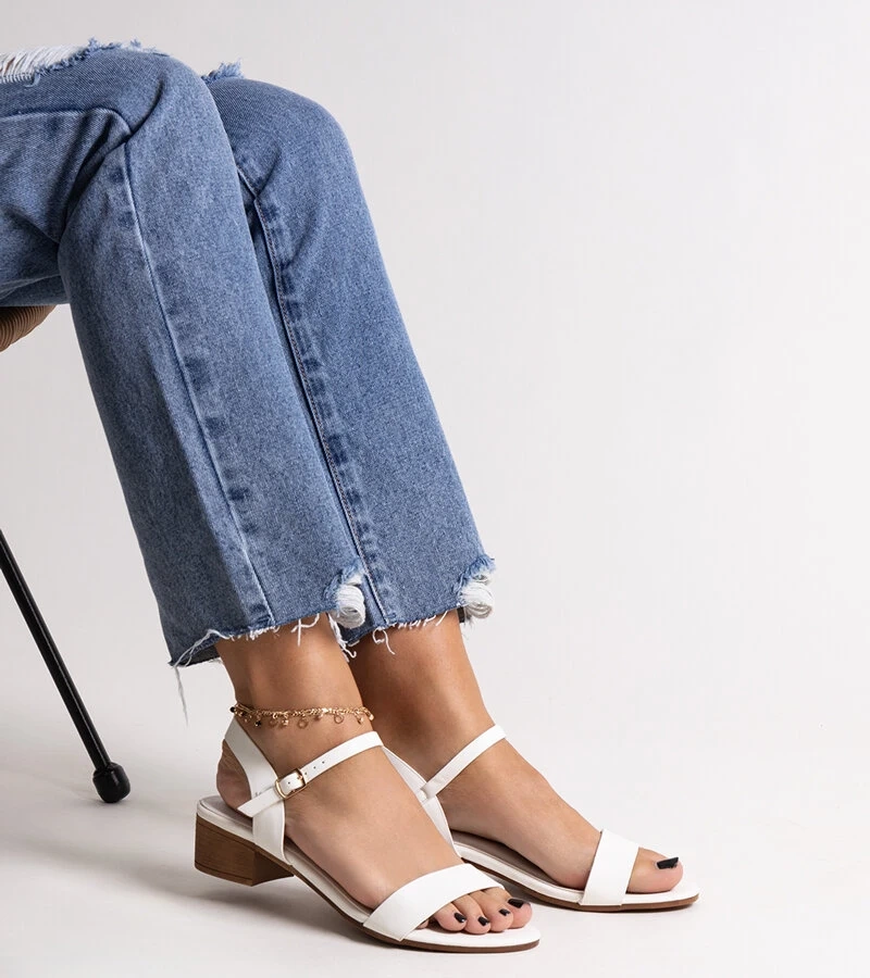 Basina alacsony sarkú fehér szandál