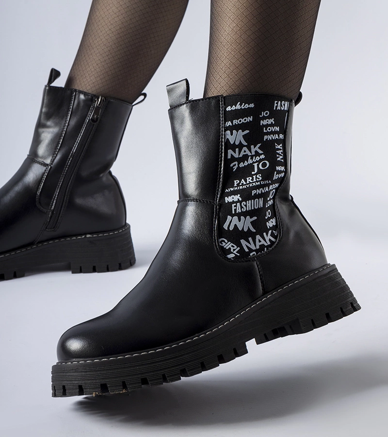 Fekete melegített bokacsizma felirattal Barbena