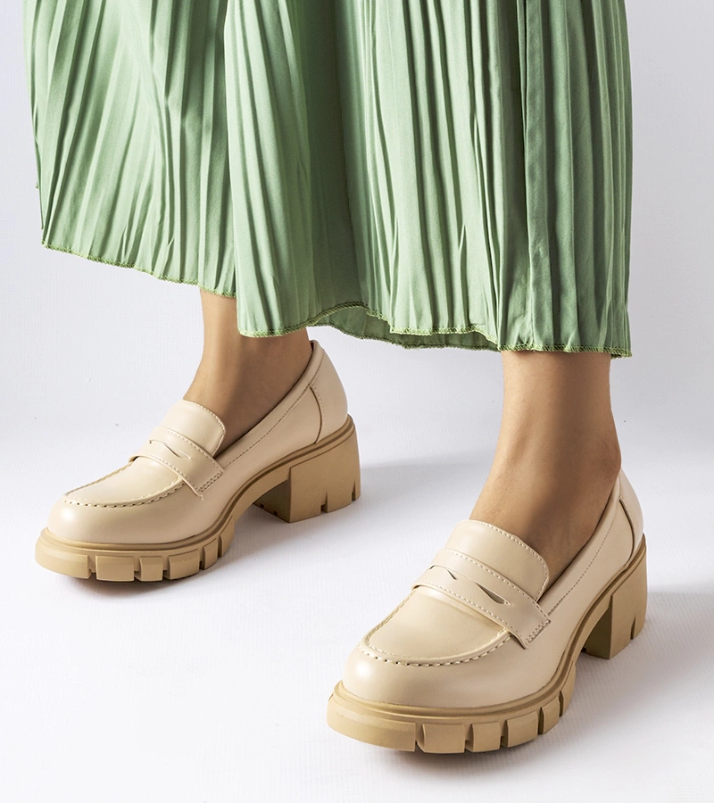 Dina klasszikus bézs mokaszinok talpon