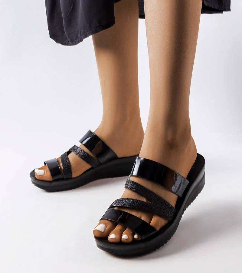 Fekete fényes papucsok Loli