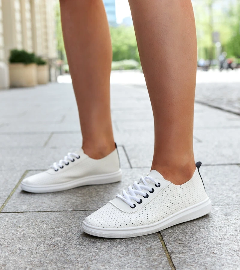 Katinka fehér teniszcipői