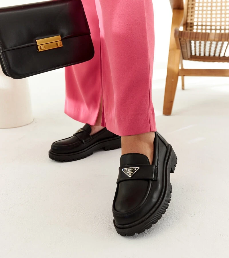 Teri fekete mokaszinjai