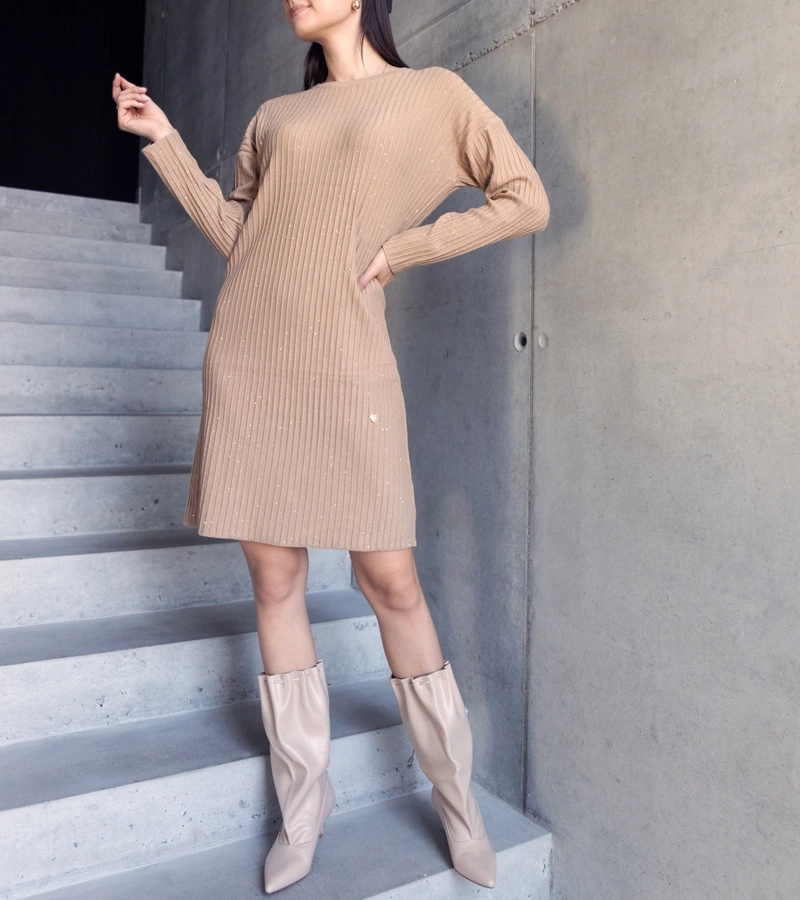 Beż színű, fényes midi ruha Kadyra.