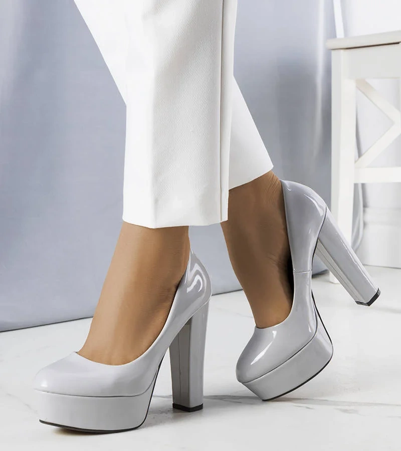 Szürke magas sarkú cipő Kari