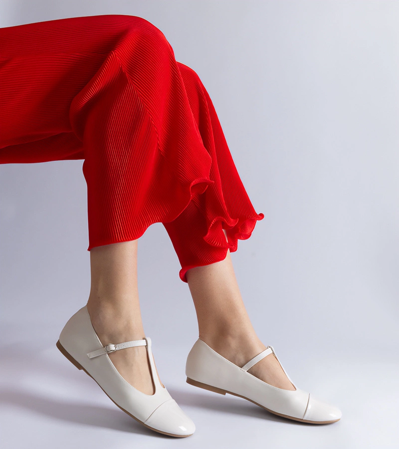 Gloriana fehér balerinák lakkozott orral, csattal rögzítve