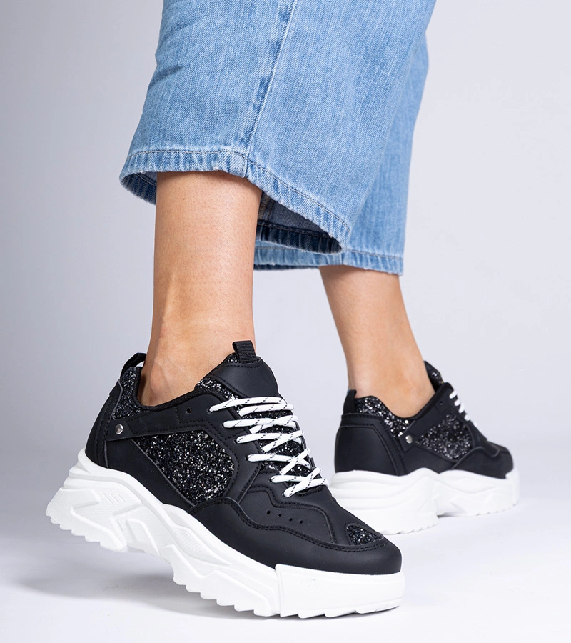 Fekete női tornacipő csillogó betétekkel Caraballo