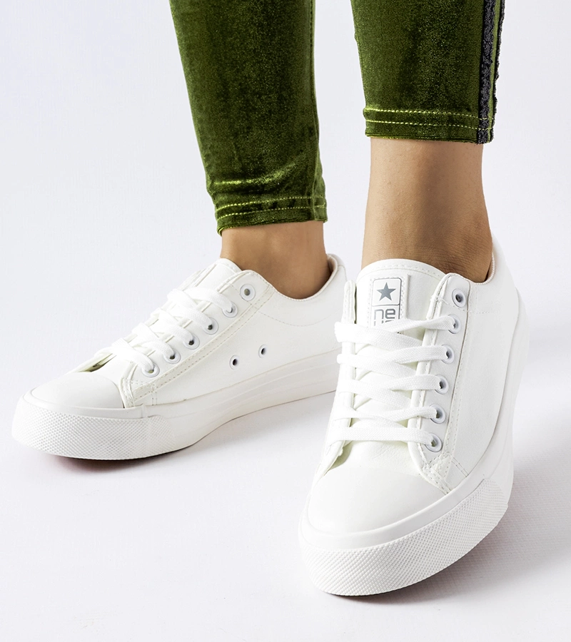 Fehér klasszikus tornacipő Mushirah