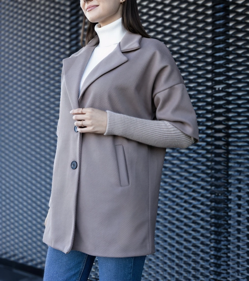 Sötétbézs színű kabát, kötött ujjakkal, Sameha márkájú.