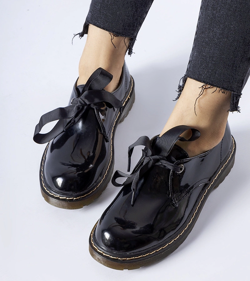 Rodriguez fekete fényes cipő dísszel