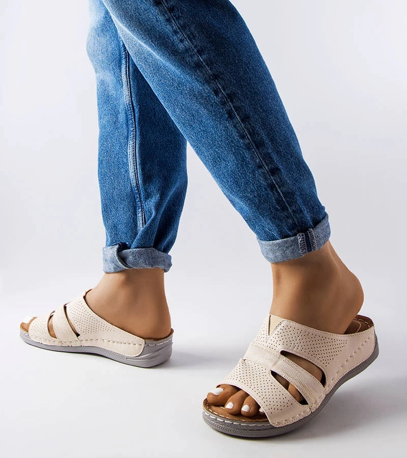 Oliwia könnyű bézs sarokkal rendelkező papucs