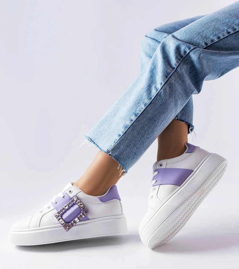 Fehér tornacipők lila csattal díszítve Ike