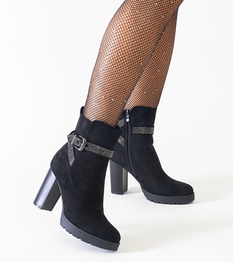 Fekete, oszlopos sarkú csizmák, cirkóniákkal díszítve, eko-zsámszból készült Shaliba.