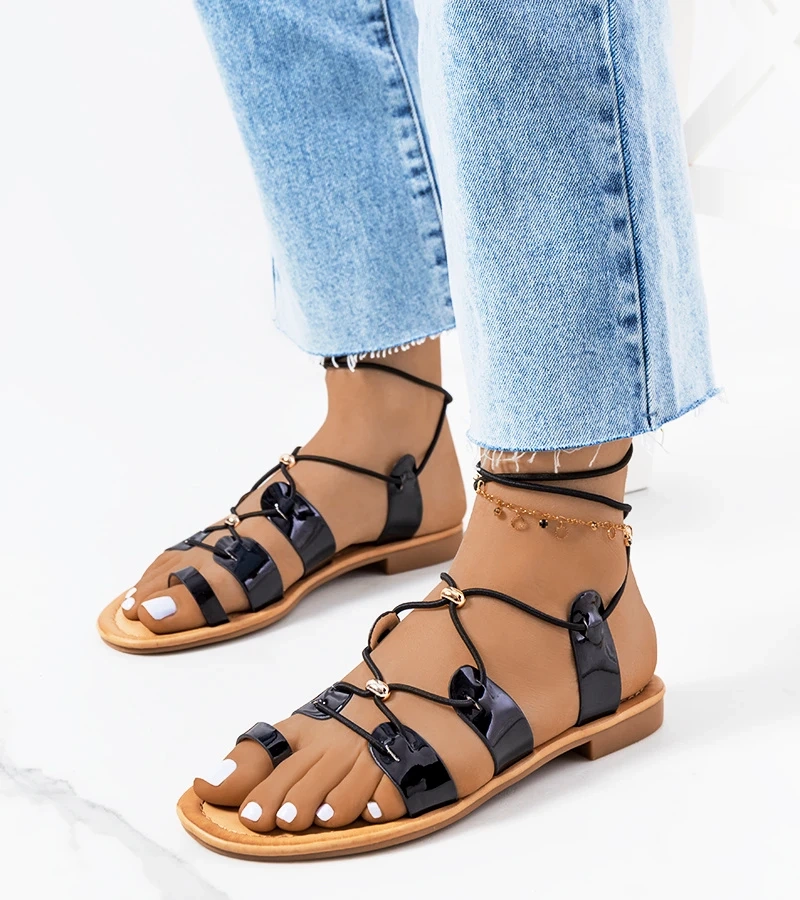 Fekete lakkozott Albertis szandál