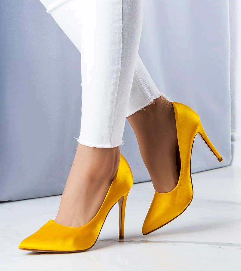 Sárga szatén befejezésű tűsarkúak Lochlan