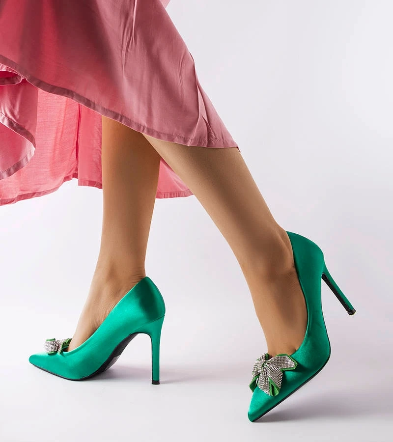 Zöld szatén befejezésű Mia masnival díszített tű