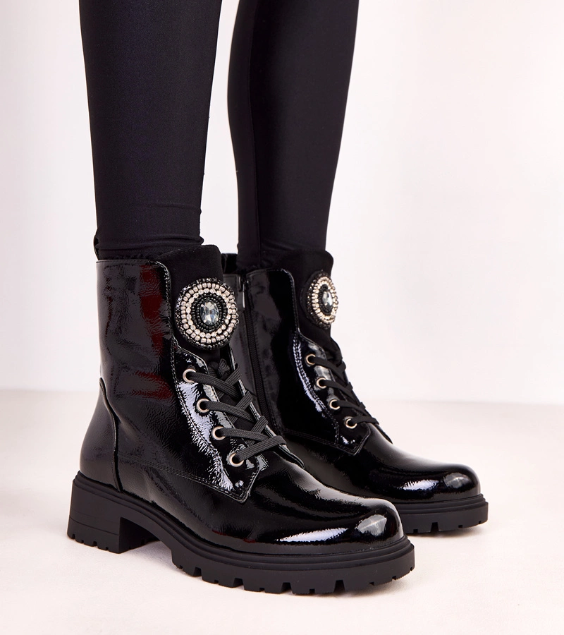 Fekete lakkozott túrabakancs díszítéssel a nyelven Marrisa