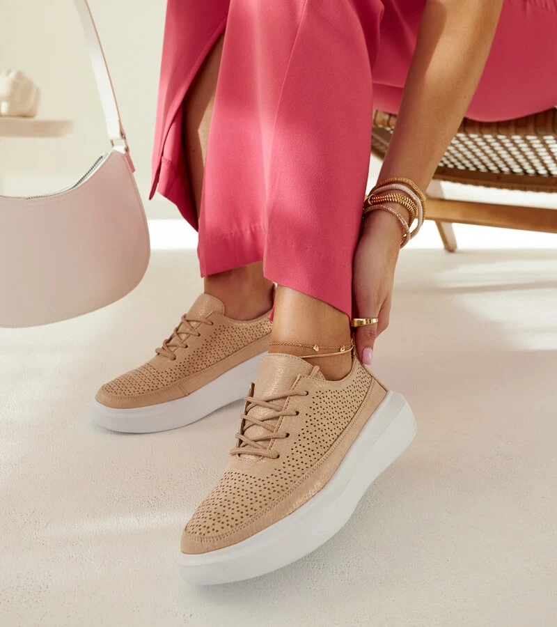 Lori platformon arany tornacipő