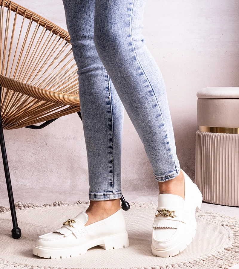 Anielania arany csatával ellátott fehér cipője