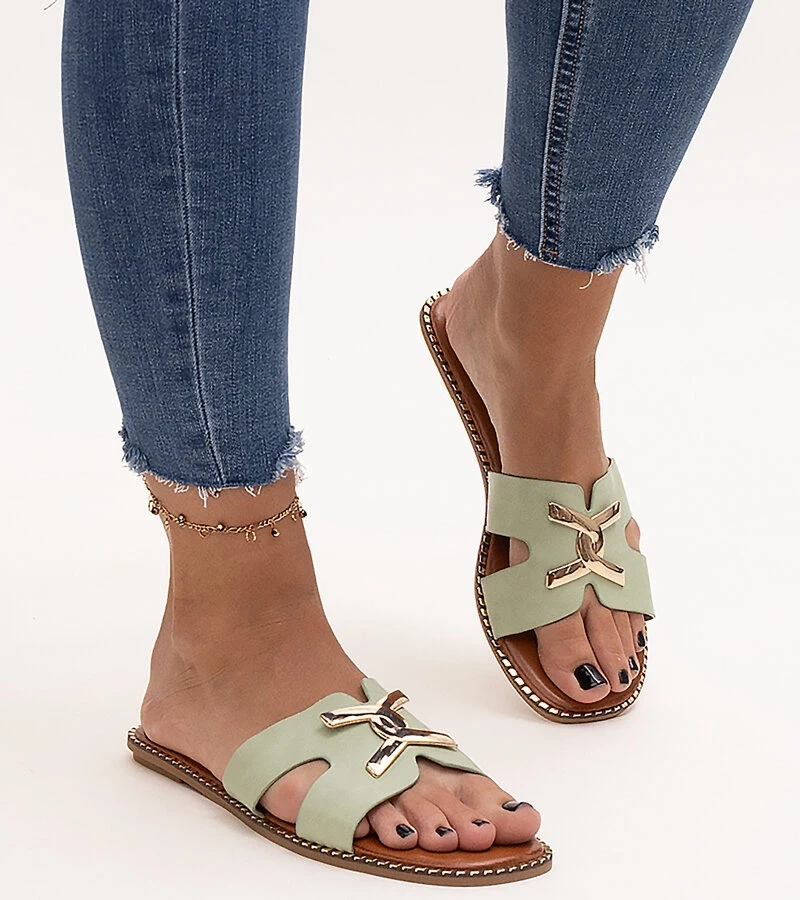 Razanna csatjával ellátott zöld papucsok