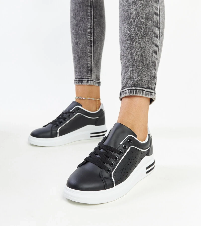 Fekete Zorka csipkés, csillámporos tornacipők