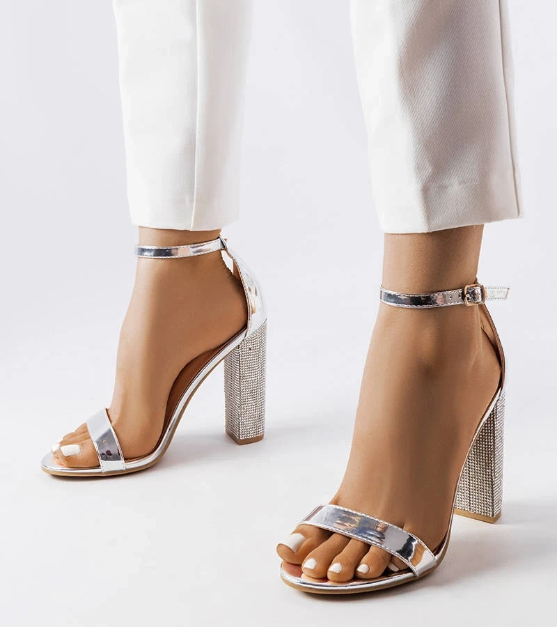 Ezüst díszes sarokkal díszített szandál Rette